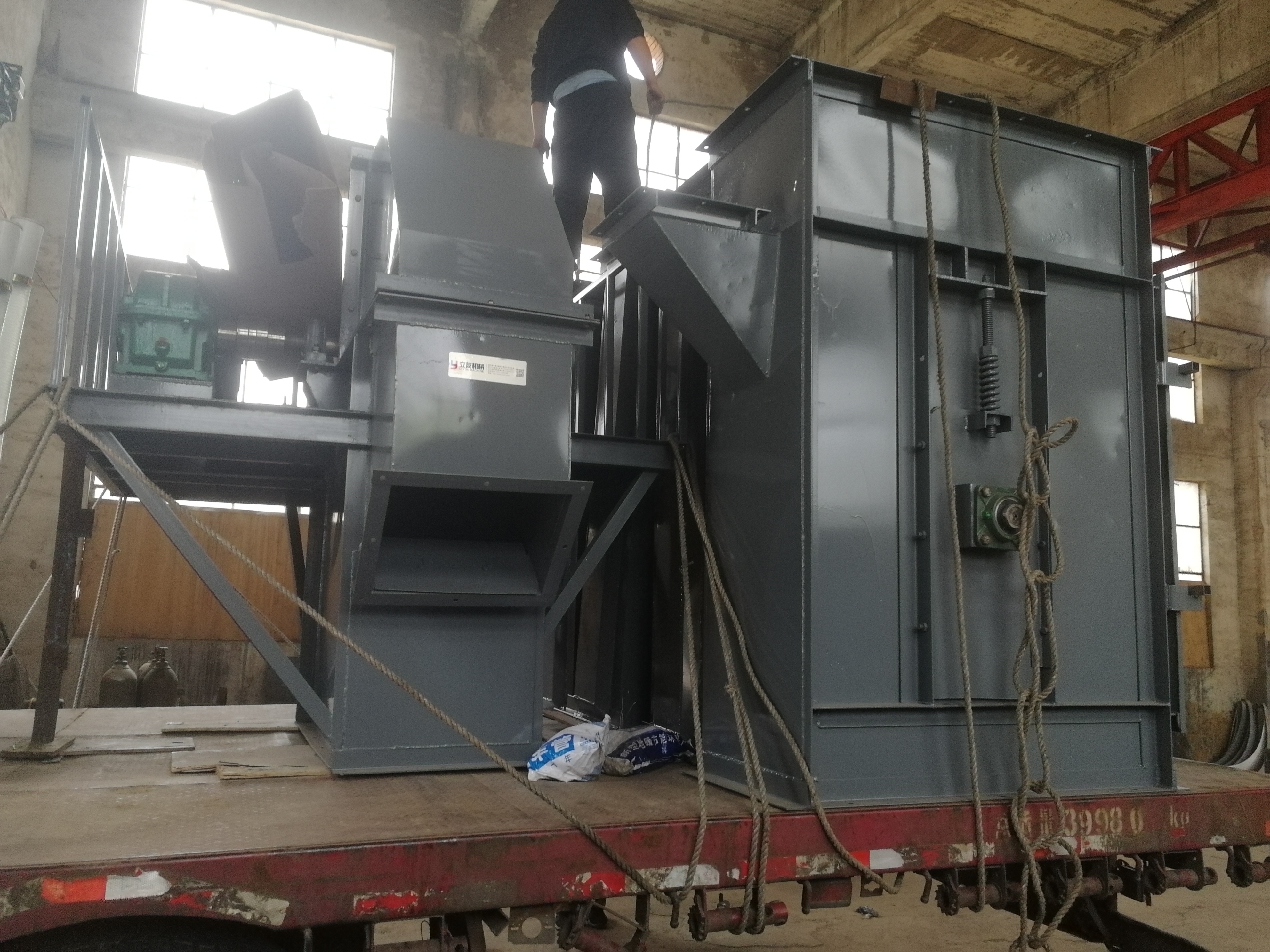 z型翻斗提升機(jī)相比其他提升機(jī)的優(yōu)勢(shì)在哪里？ (翻斗式提升機(jī)視頻)